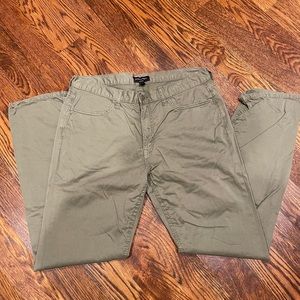 Banana Republic Slim Fit Khaki Pants...Size 33x32